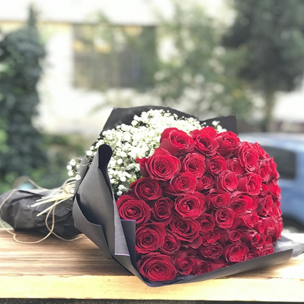 Blumenstrauß aus 51 roten Rosen Resim 2